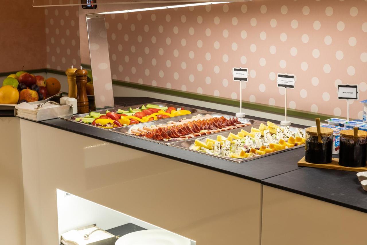 Ramada By Wyndham Slatina Parc Hotel Екстериор снимка