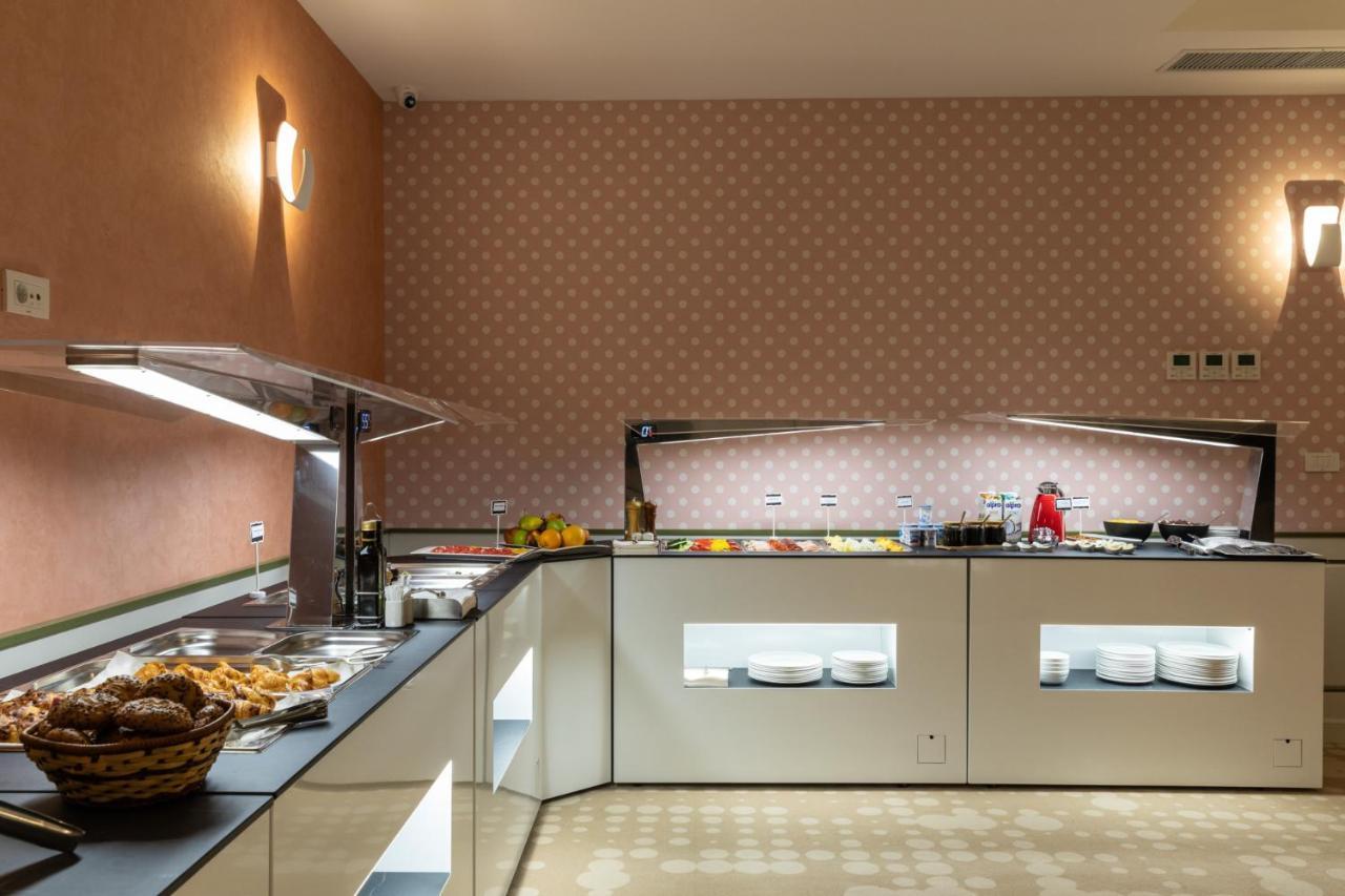 Ramada By Wyndham Slatina Parc Hotel Екстериор снимка
